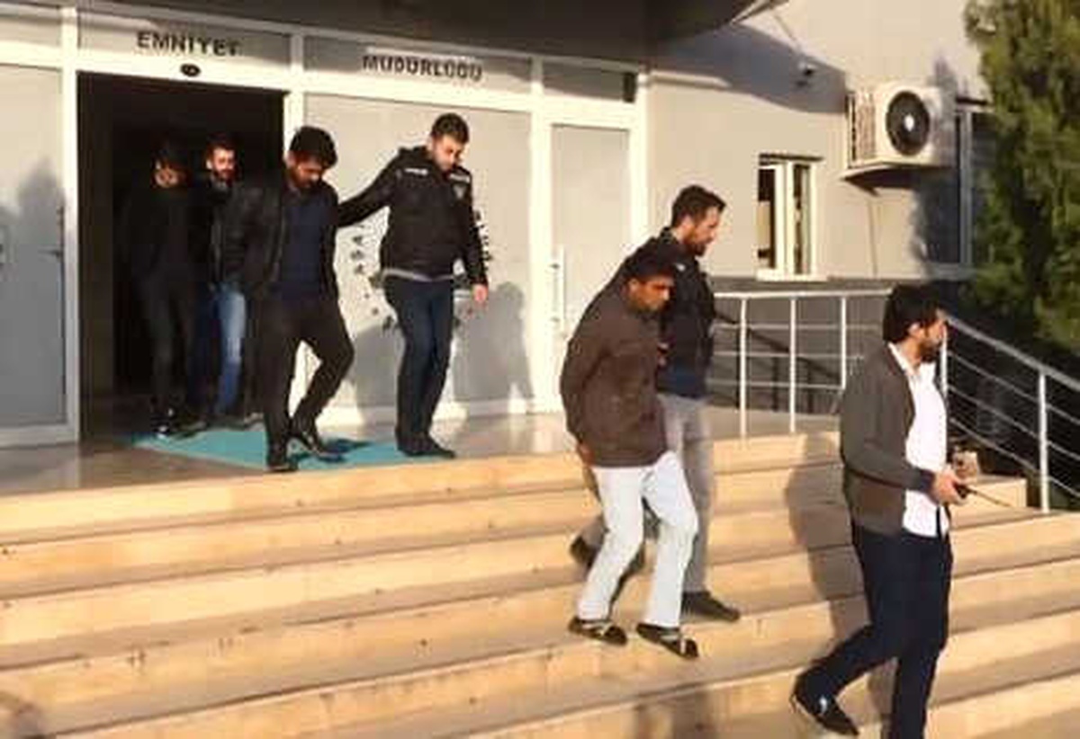 Şanlıurfa\'da, Gasp Şüphelisi 4 Kişi Tutuklandı