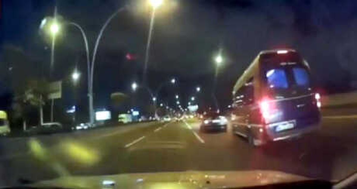 Seyir Halindeki Yolcu Minibüsünün Önüne Direksiyon Kırdı, O Anlar Kameralara Yansıdı