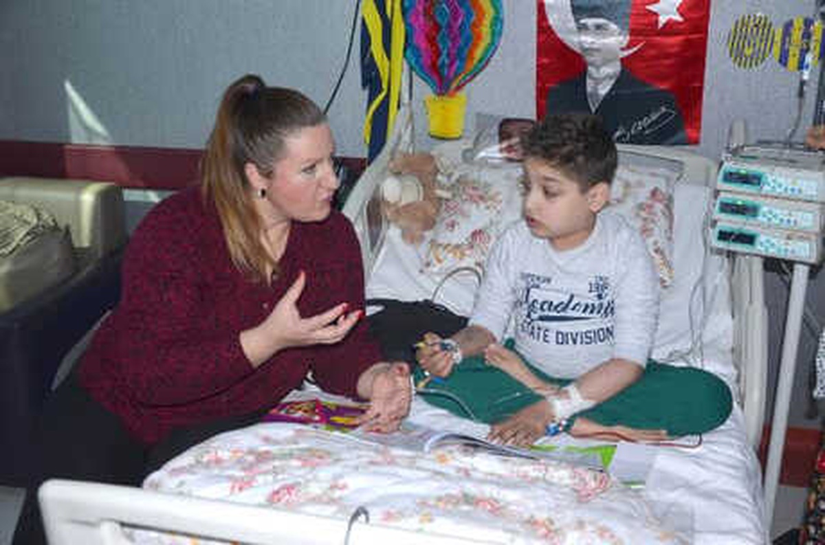 Sözleşmeli Öğretmenin Acil Kalp Nakli Bekleyen Ferhat\'a Ders Verme Çabası