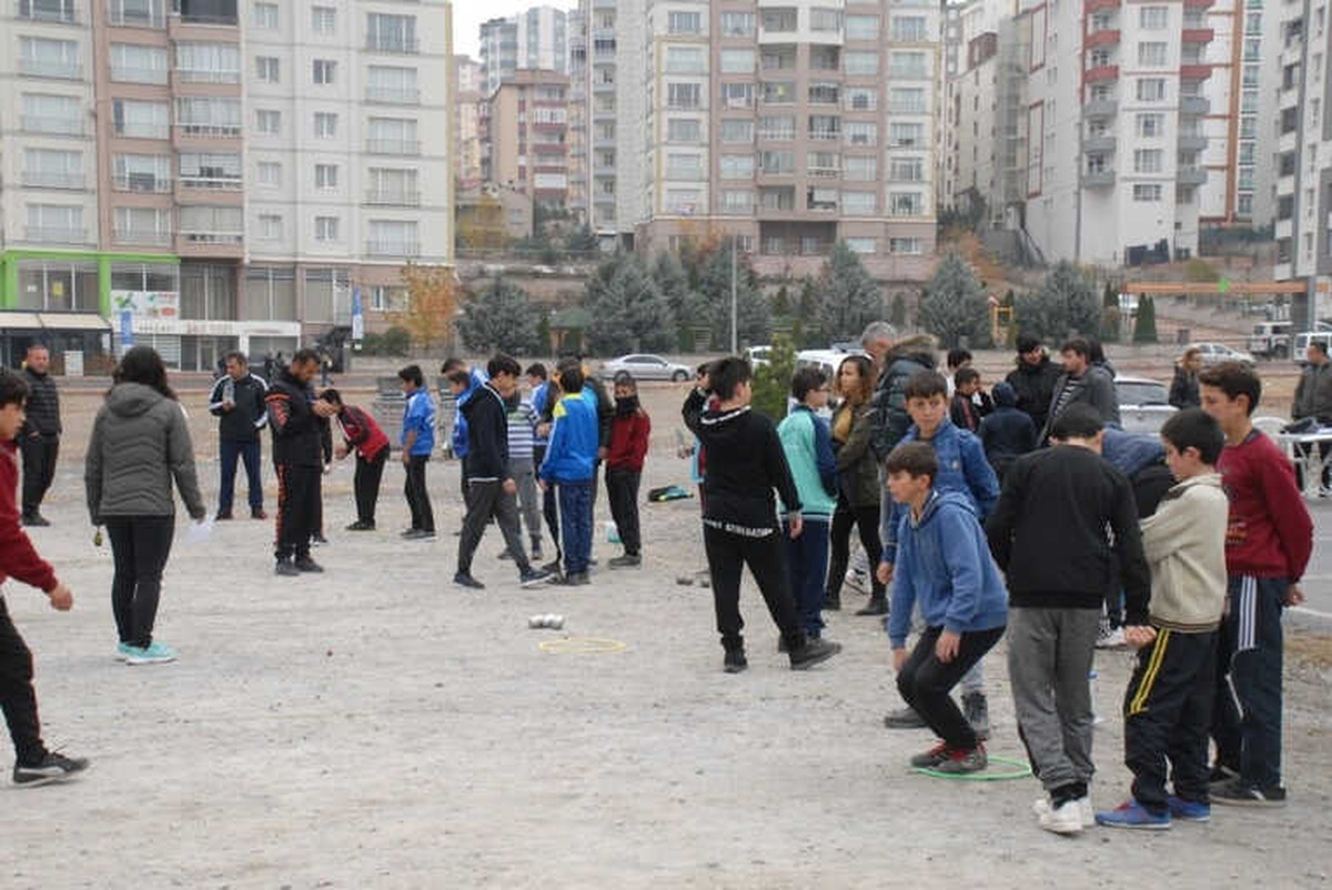 Sporcular Attı, Sokaktakiler İzledi
