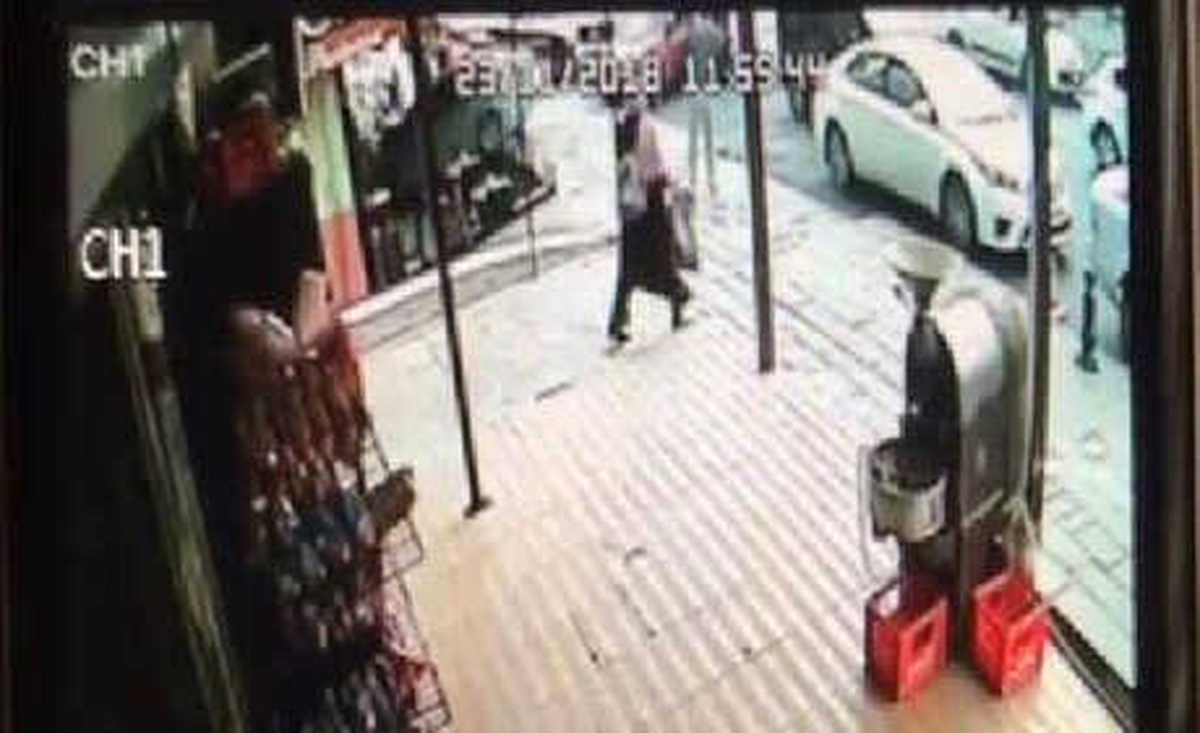 Sürücü Fren Yerine Gaza Basınca, Otomobil Kafenin Bahçesine Düştü