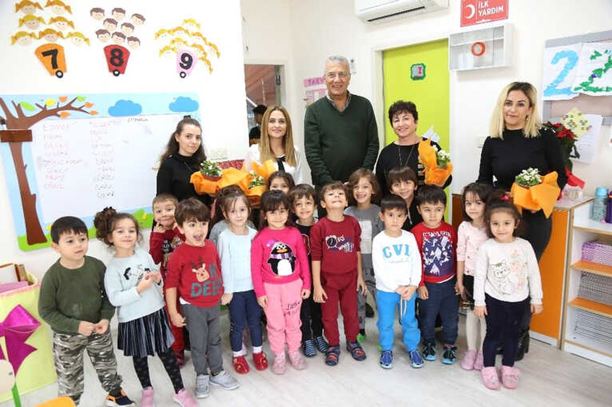 Tarhan, Öğretmenlere Çiçek Dağıttı