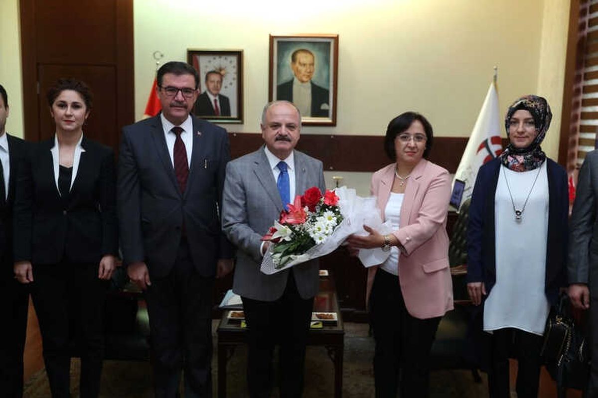 Vali Çakacak, \'Öğretmenler Günü\' Dolayısıyla Öğretmenleri Kabul Etti