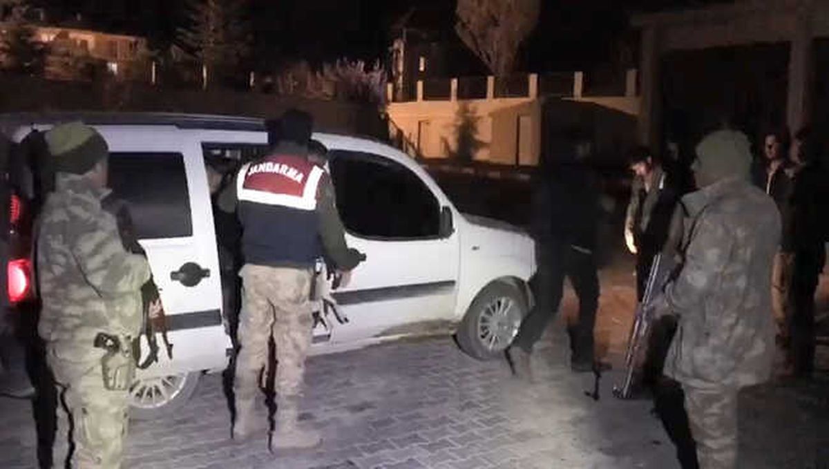 Van\'da 5 Kişilik Araçtan 1\'i Şoför 17 Kaçak Çıktı