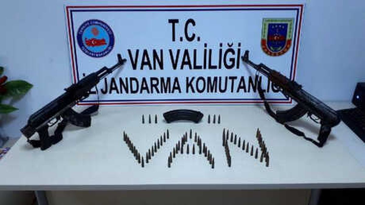 Van\'da Toprağa Gömülü Silah ve Mühimmat Ele Geçirildi