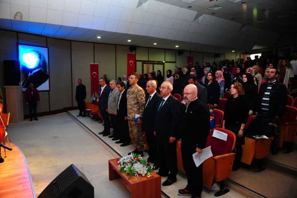 Van Yyü\'de Öğretmenler Günü Kutlandı
