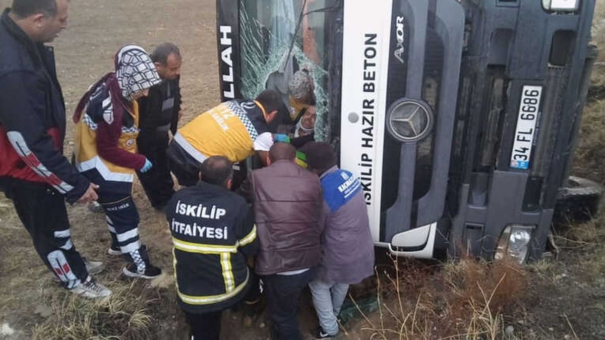 Yaralı Sürücü Kazma ile Kurtarıldı