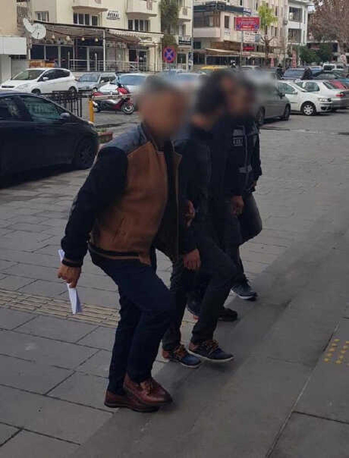 Yol Kontrol Noktasında Yakalanan Hırsızlık Şüphelileri Tutuklandı