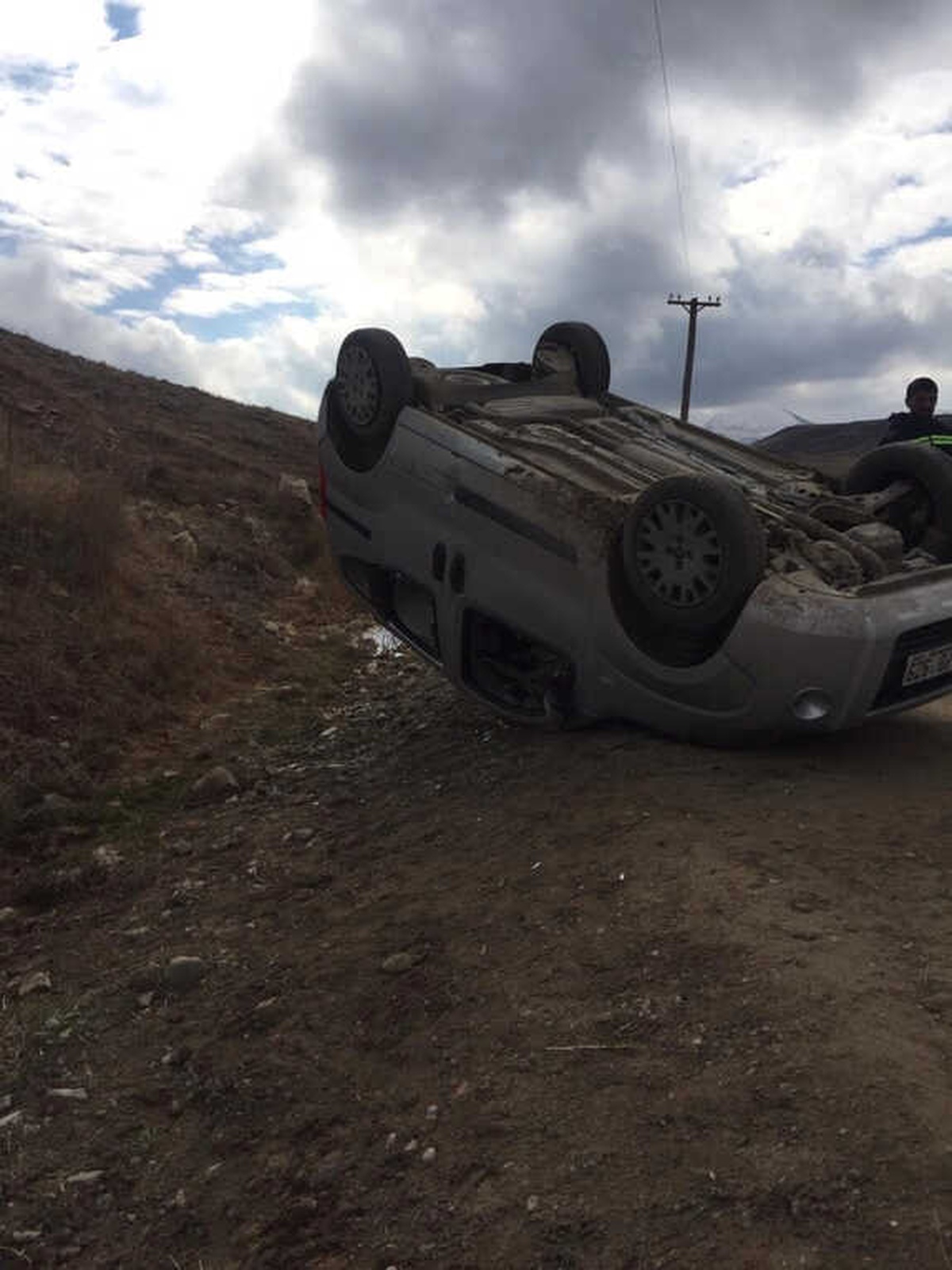 Yoldan Çıkan Otomobil Takla Attı