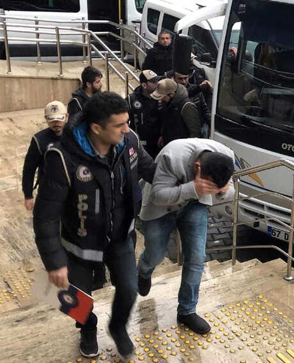 Zonguldak\'taki Fetö\'nün \'Tsk Yapılanması\' Operasyonunda 11 Kişi Adliyede