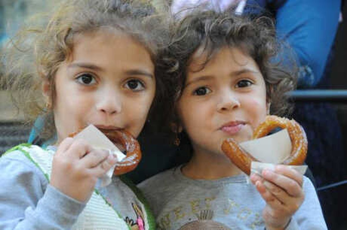 Adanalı Tatlıyı Ayaküstü Yiyor