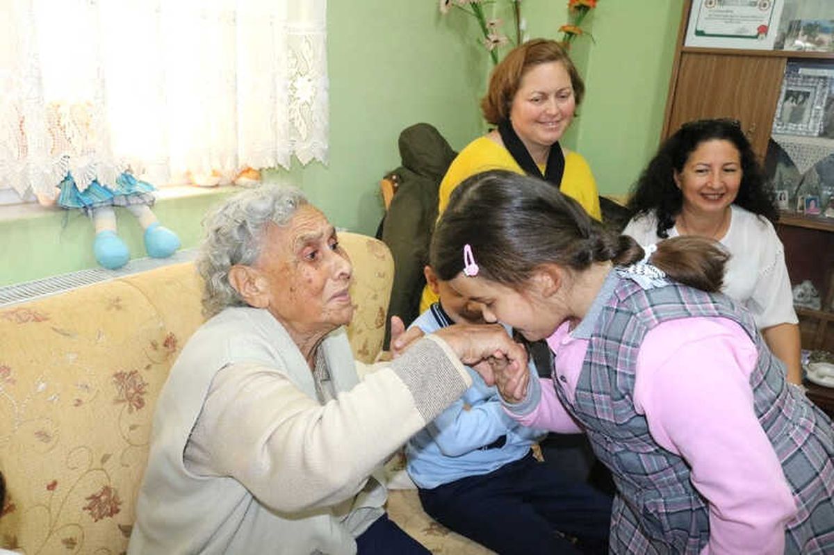 Asırlık Çınar Fatma Öğretmen\'i Unutmadılar