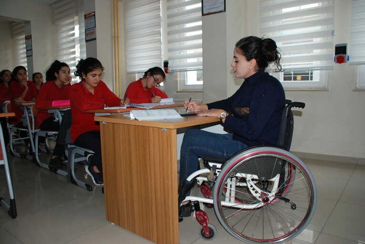 Ayakları Öğretmenliğine Engel Olamadı