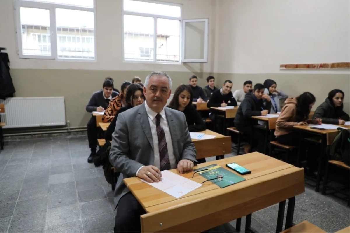 Başkan Aydın, Öğrencilerle Deneme Sınavına Girdi