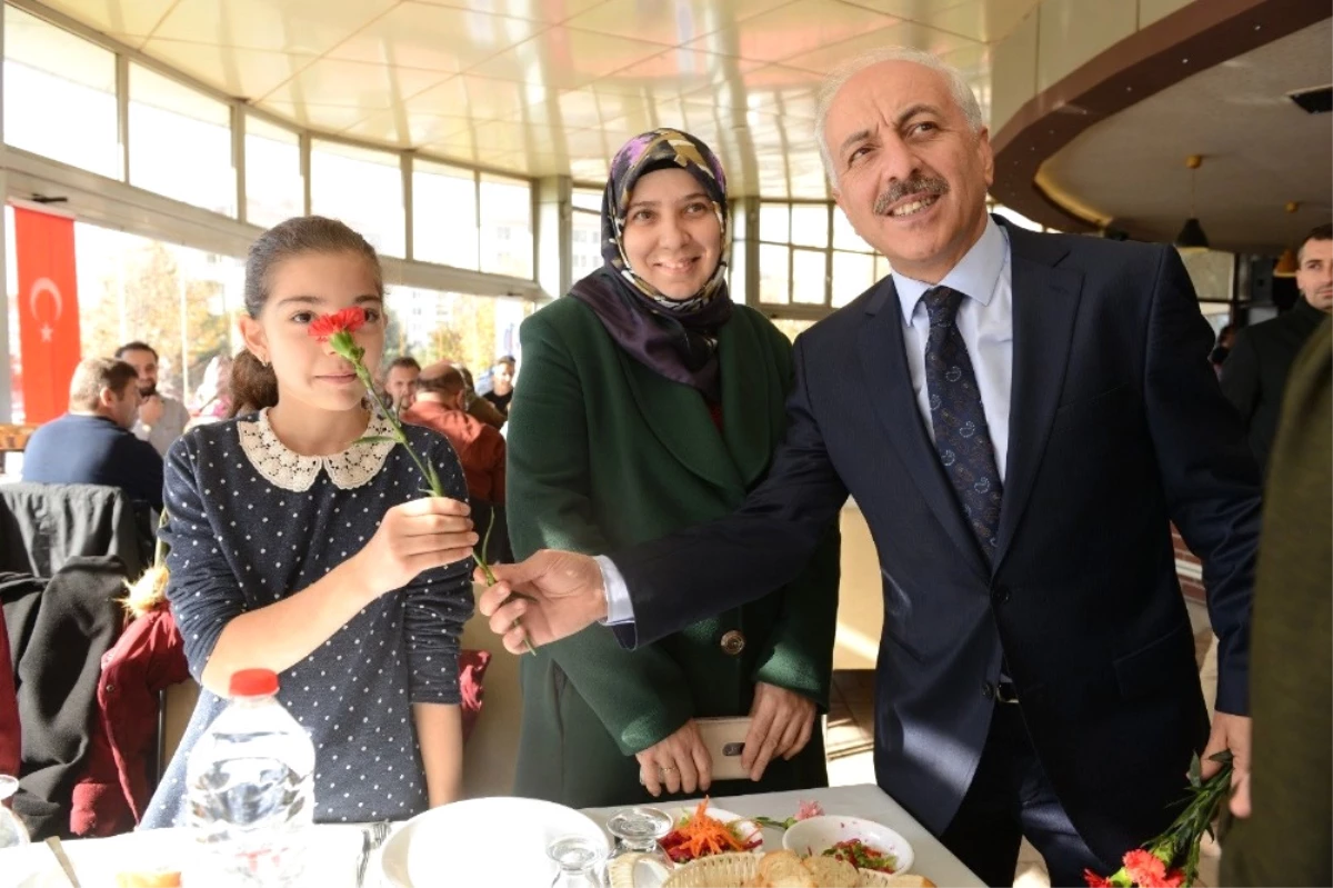 Başkan Gül\'den Öğretmenlere Yemek