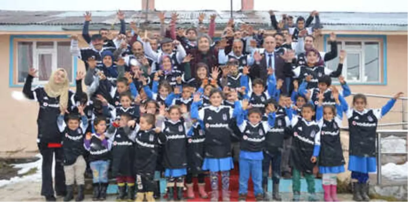 Beşiktaş\'tan Ardahanlı Öğrencilere 3 Bin Forma