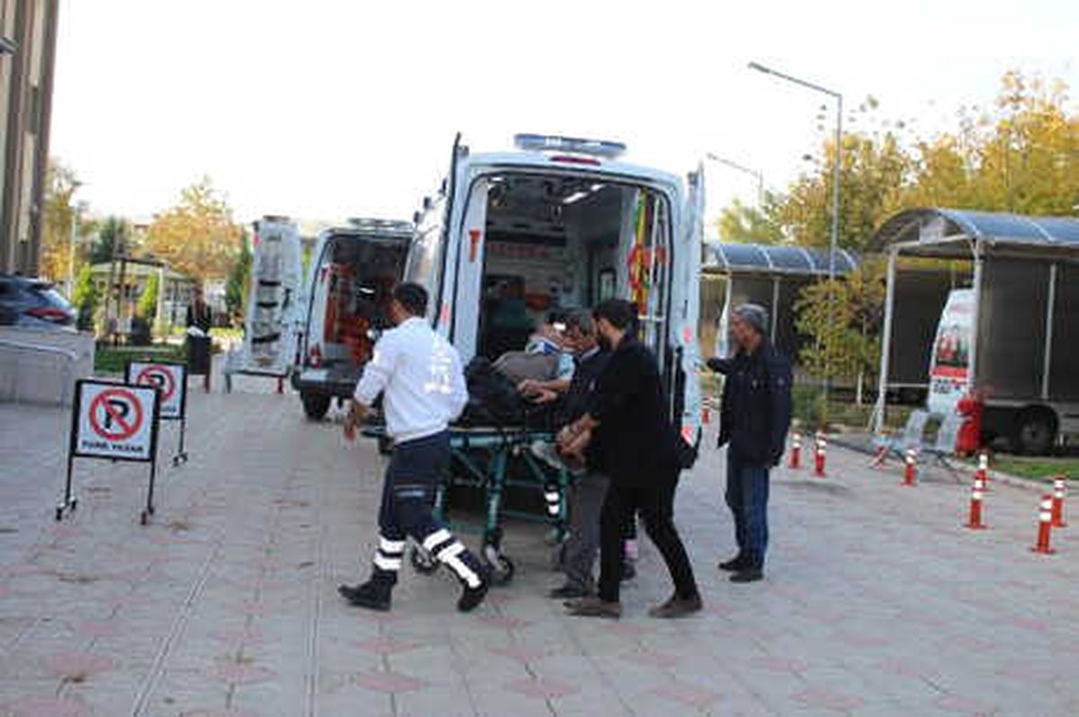 Beton Mikseri, Hafif Ticari Aracın Üzerine Devrildi: 2 Yaralı