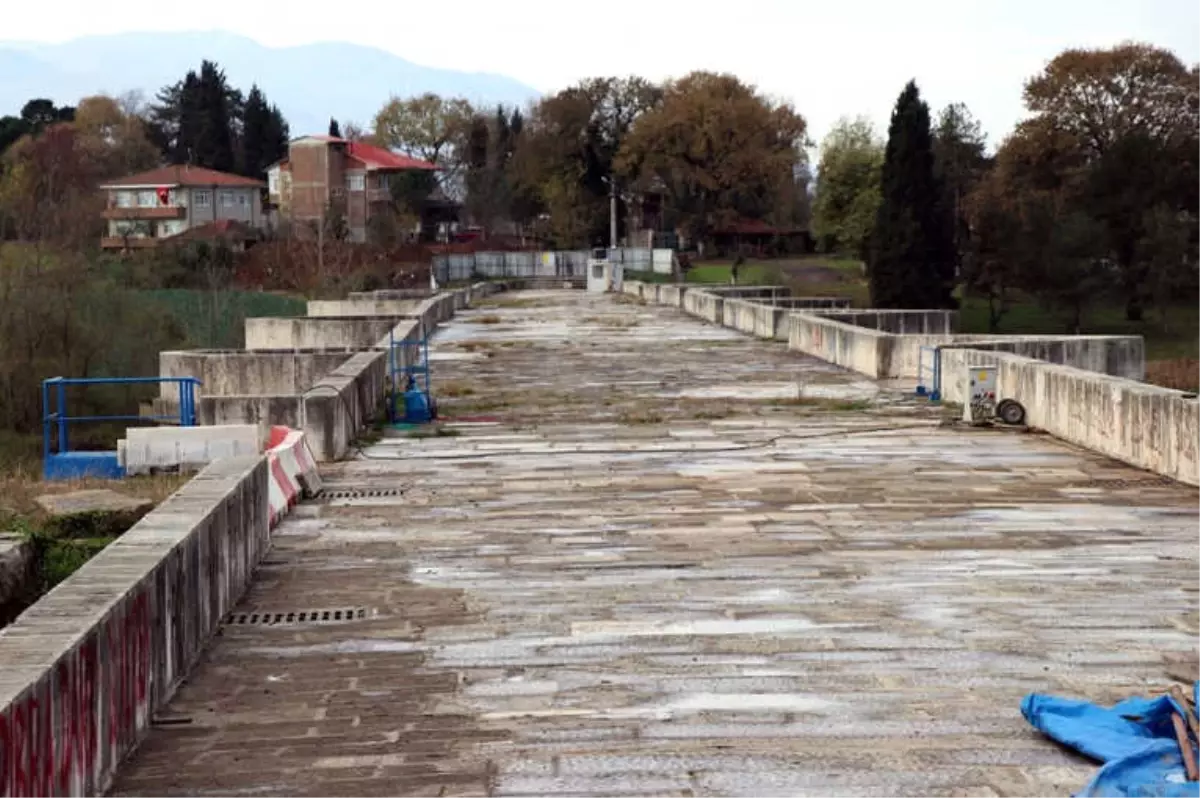 Bin 500 Yıldır Ayakta Duran Köprüde Hamam Yapısı Ortaya Çıktı