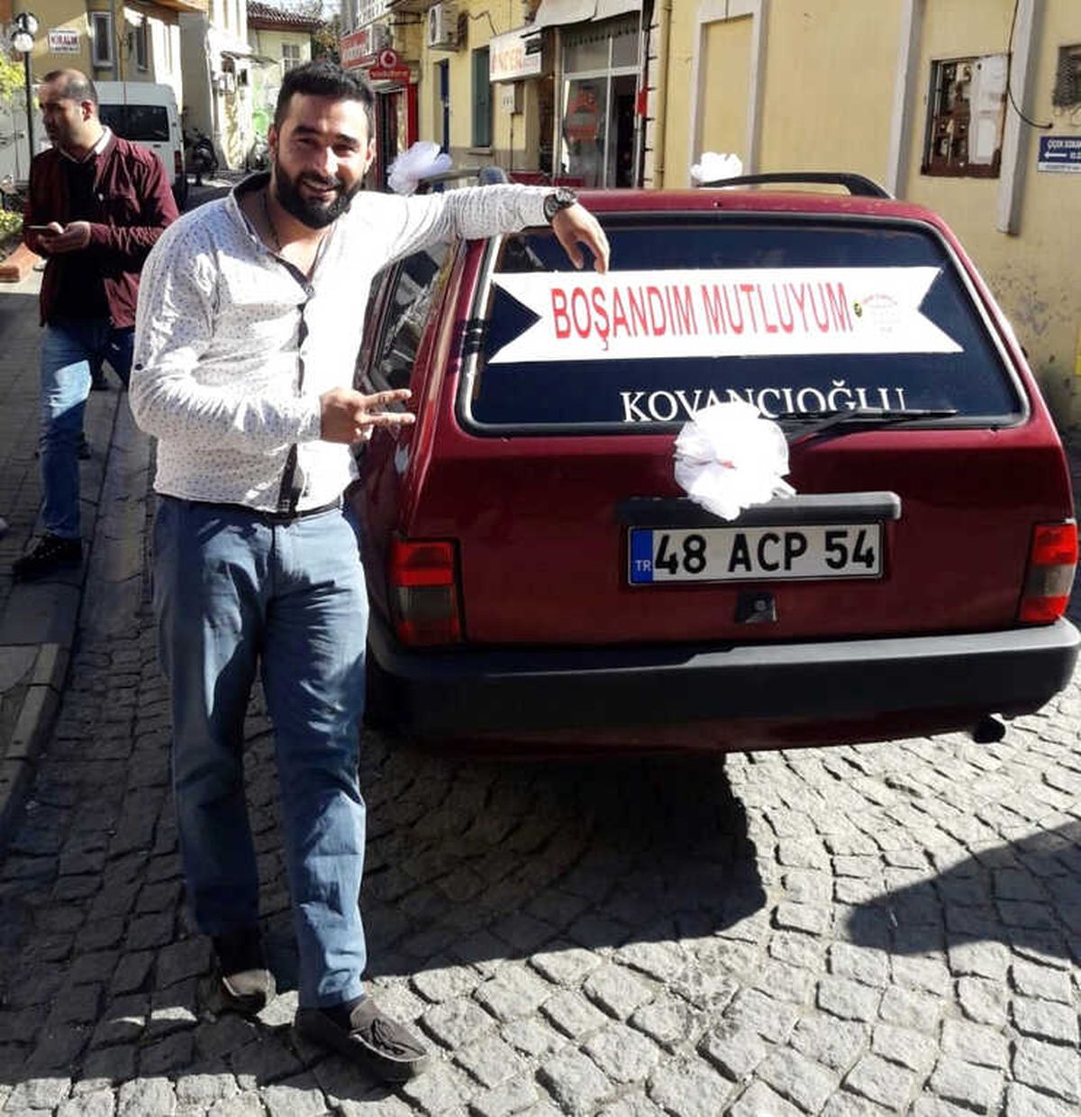Boşanmasını Şehir Turu Atarak Kutladı