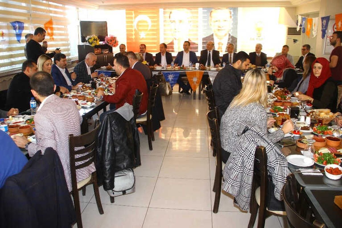 Edremit AK Parti\'den Aday Adaylarına Kahvaltı
