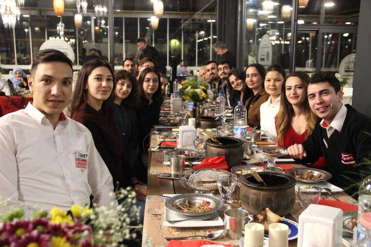 Emekli Öğretmen Ayten Usta\'dan Personellerine \'Öğretmenler Günü\' Hediyesi