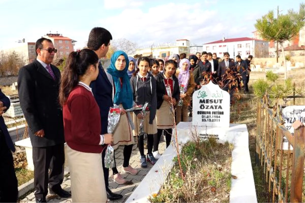 Erciş\'te Deprem Şehidi Öğretmenler Unutulmadı