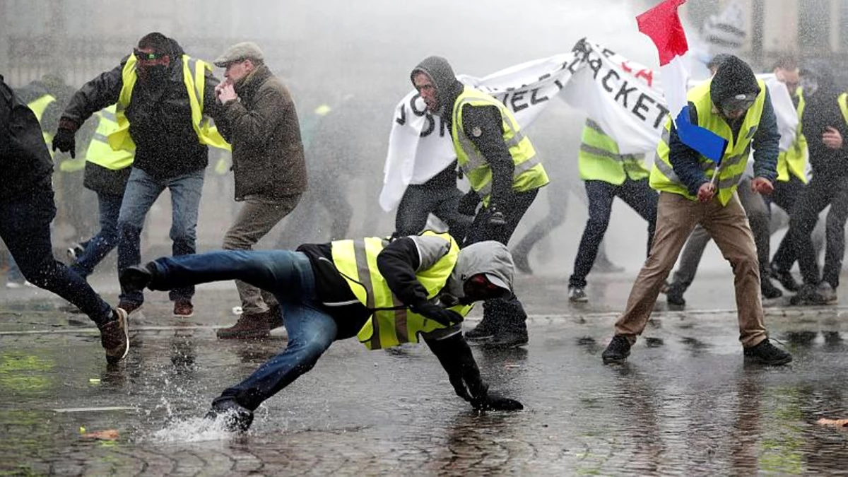 Fransa\'da Akaryakıt Zamlarını Protesto Eden \'Sarı Yelekliler\' Şanzelize\'yi Kapattı