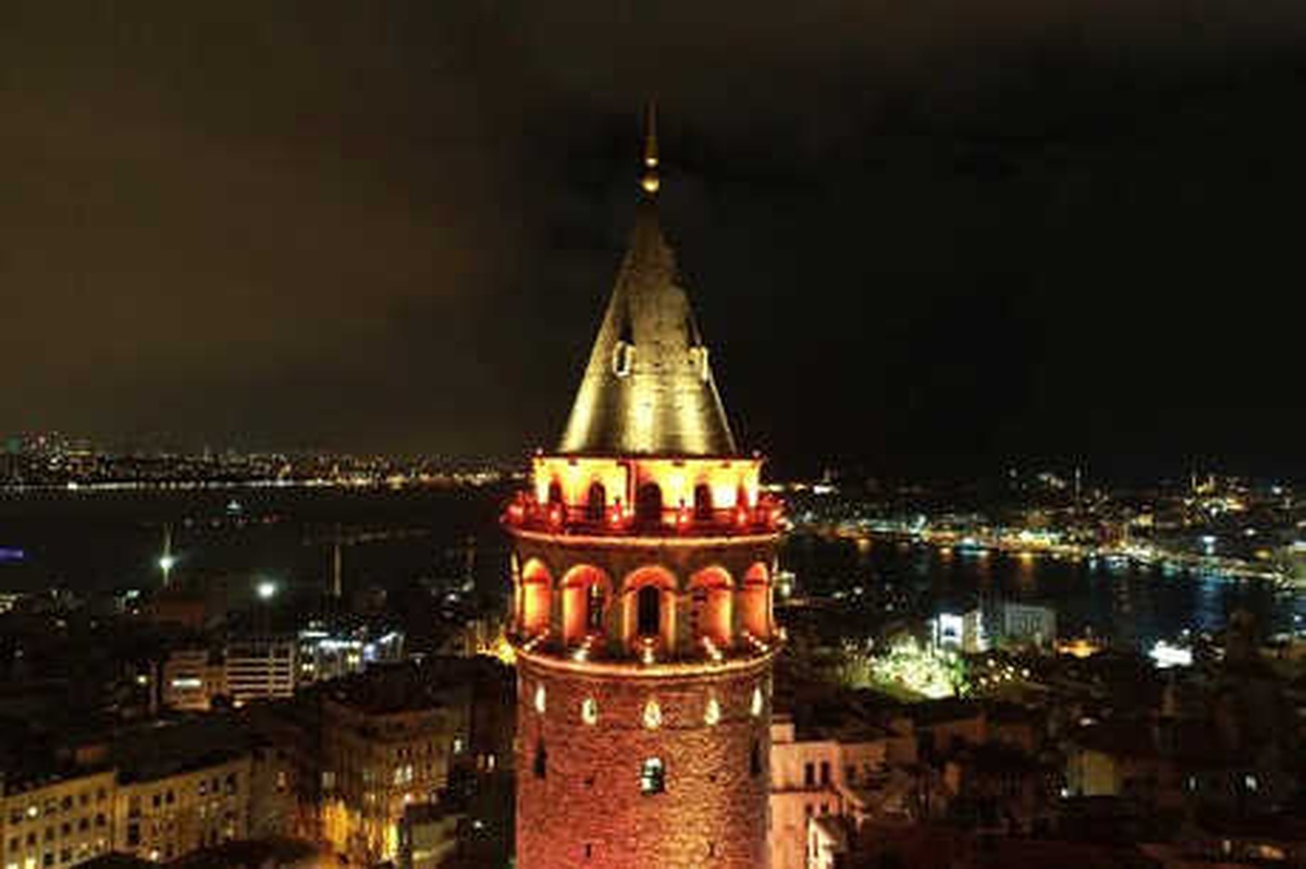 Galata Kulesi\'nde \'Kadına Şiddet\' Turuncusu