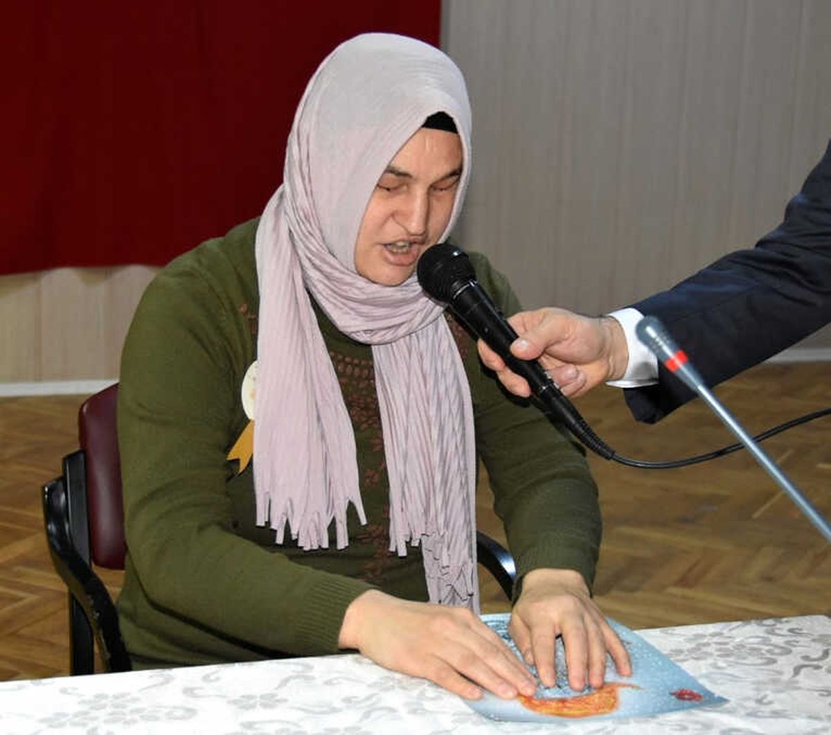 Görme Engelli Hanife Kalaycı, Okuduğu Şiirle Büyük Alkış Aldı