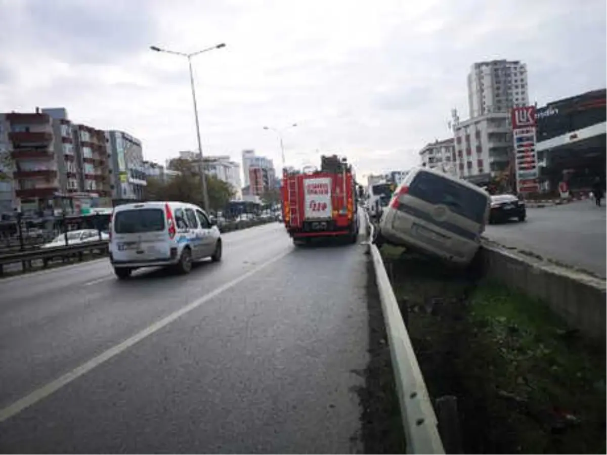 Hafriyat Kamyonu Sıkıştırdı; Bariyerin Üstünde Kaldı