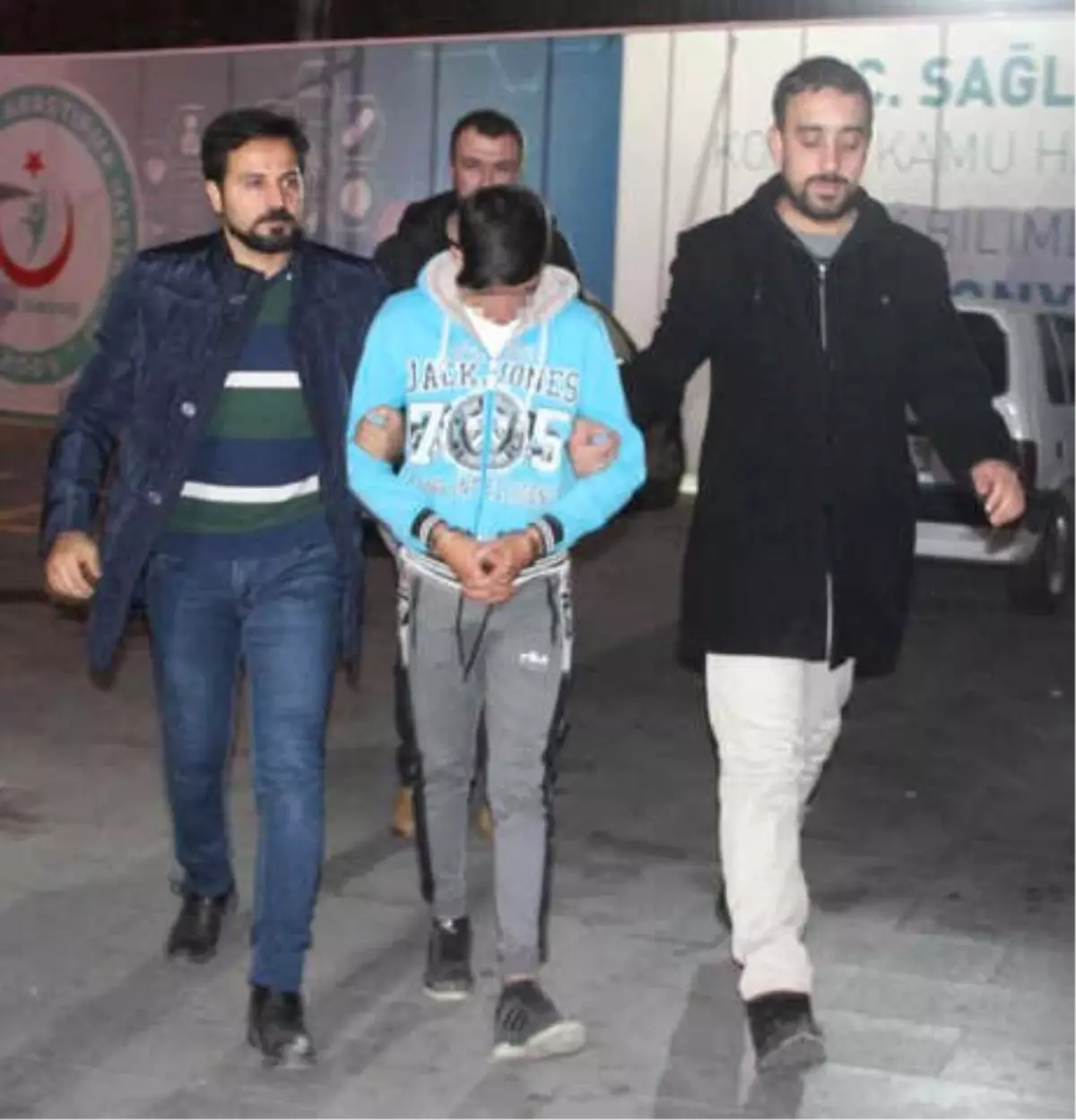 Hırsızlık İçin Girdiği Camide Kimliğini Düşürünce Yakalandı