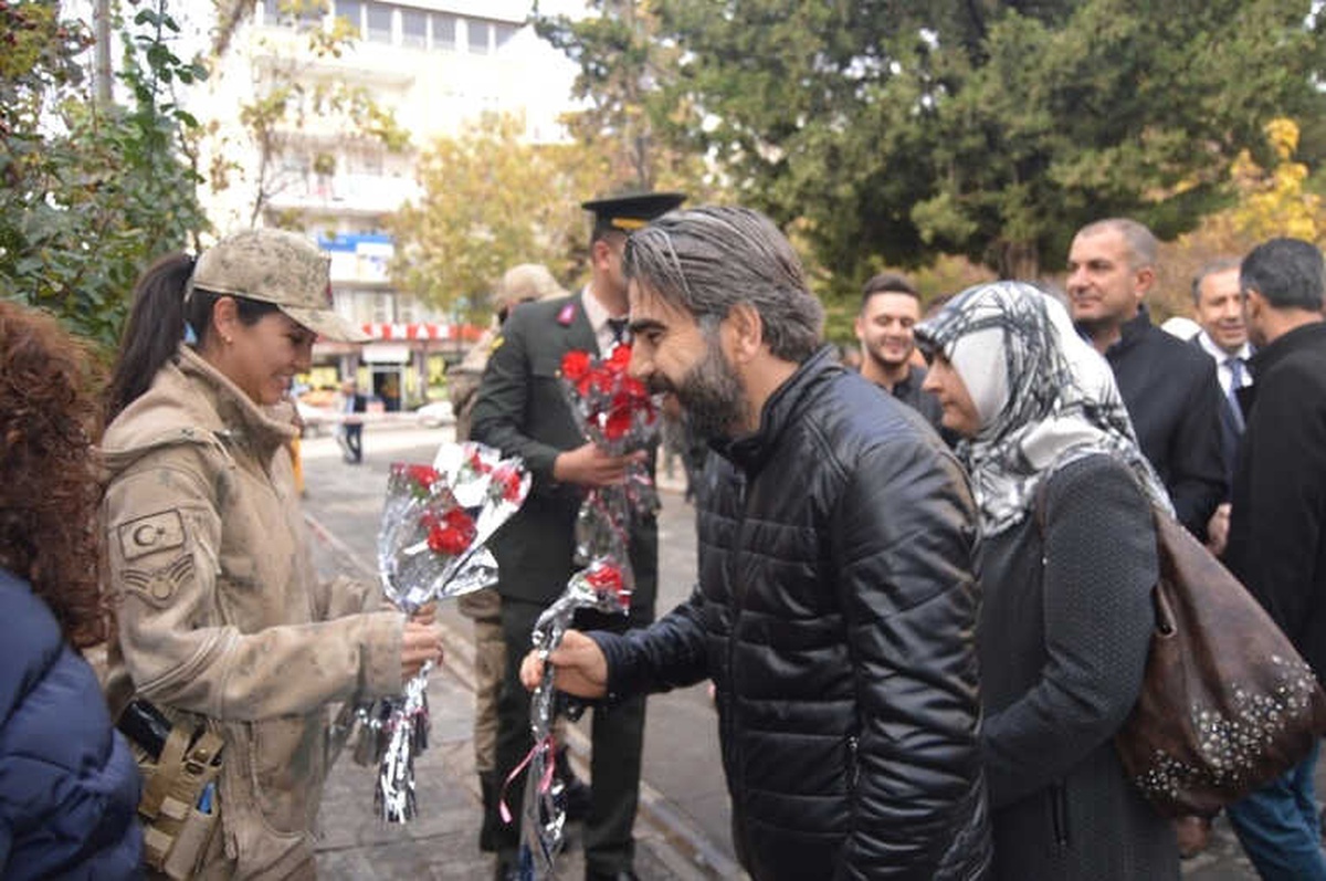 Jandarmadan Öğretmenlere Karanfilli Kutlama