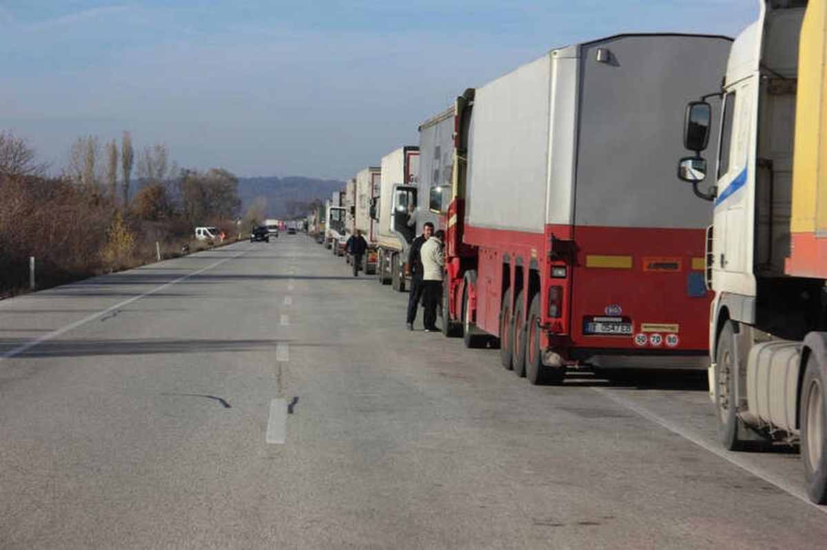 Kapıkule\'de 13 Kilometre Tır Kuyruğu
