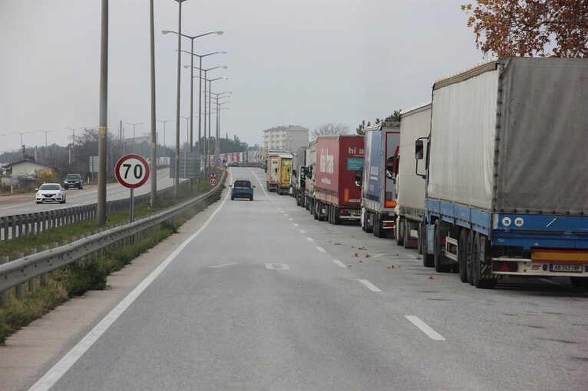Kapıkule\'de 13 Kilometre Tır Kuyruğu