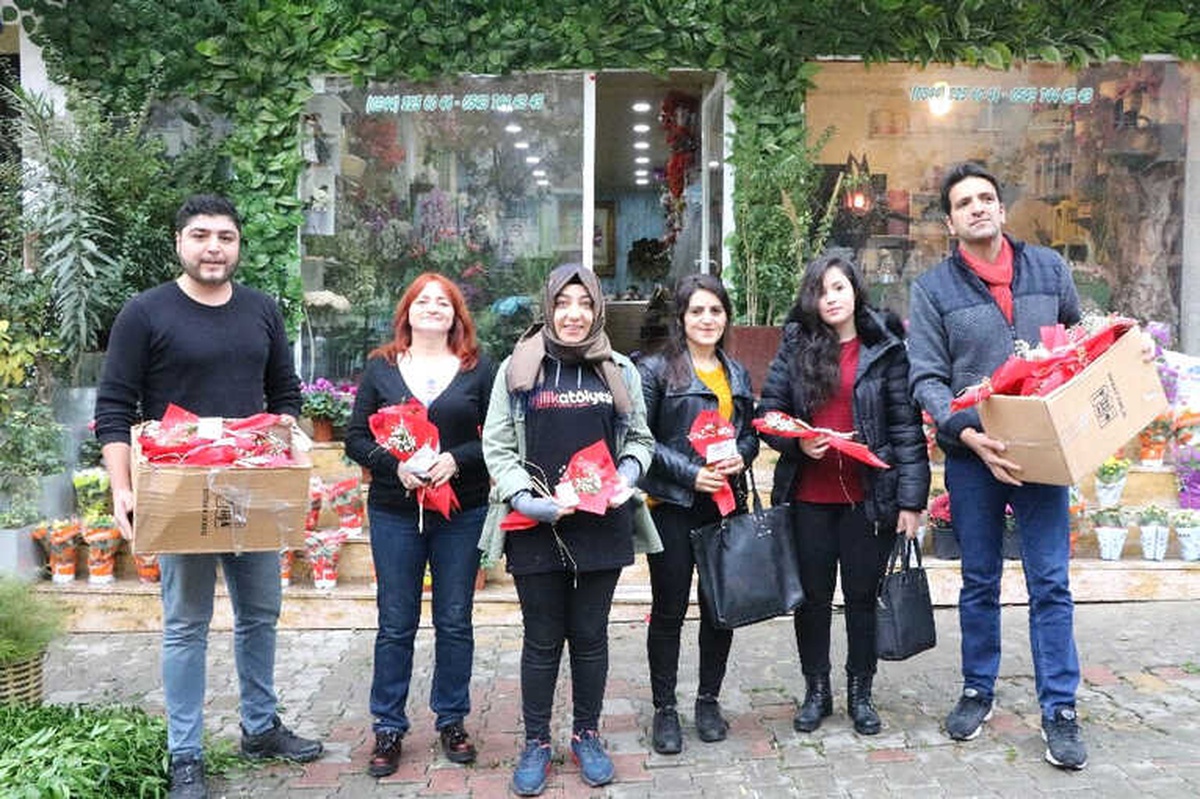Köy Öğretmenlerine Öğrencilerden Gül Hediyesi