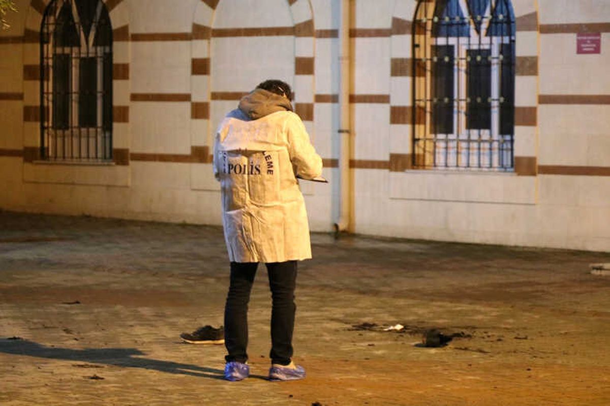 Madde Bağımlısı Şahıs Cami Avlusunda Kendini Yaktı
