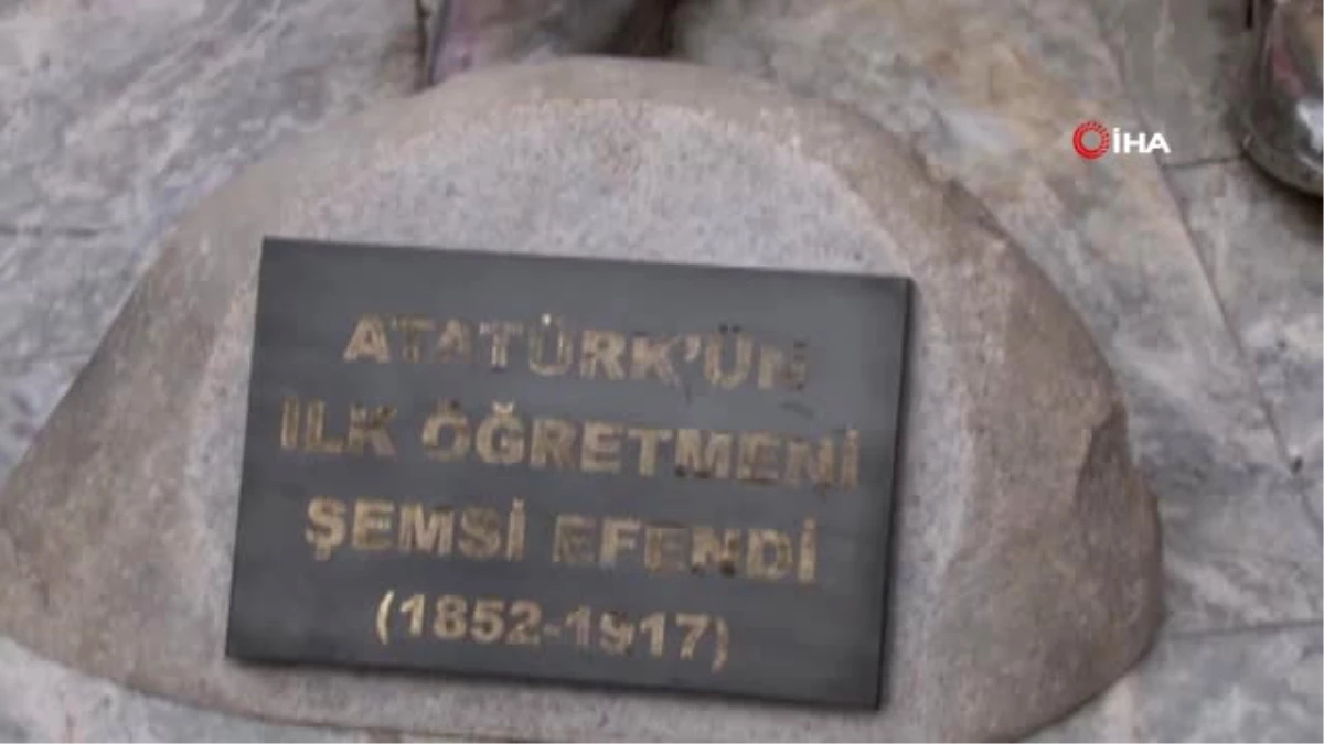 Öğretmenler Günü\'nde Atatürk\'ün Öğretmeni Şemsi Efendi\'nin Heykeli Açıldı