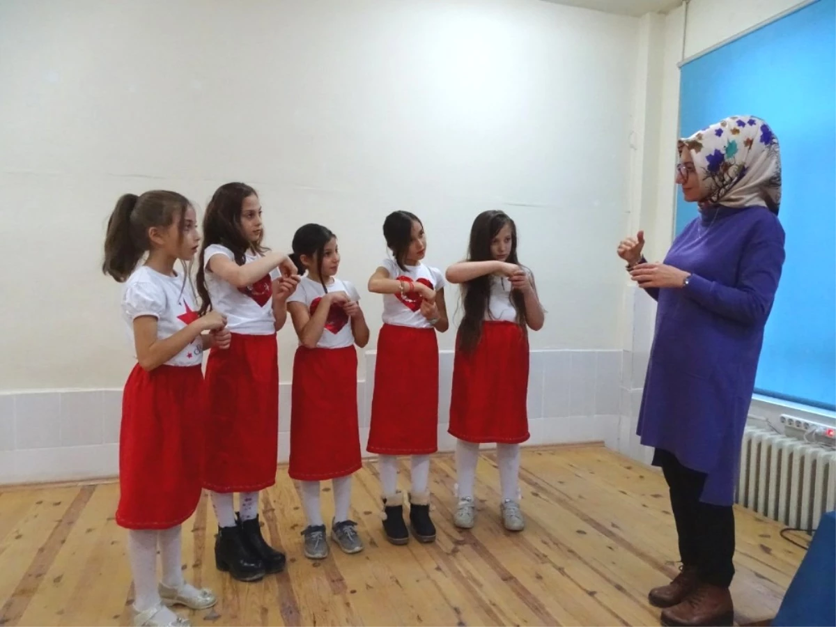 Öğretmenlerine İşaret Diliyle Şarkı Armağan Ettiler