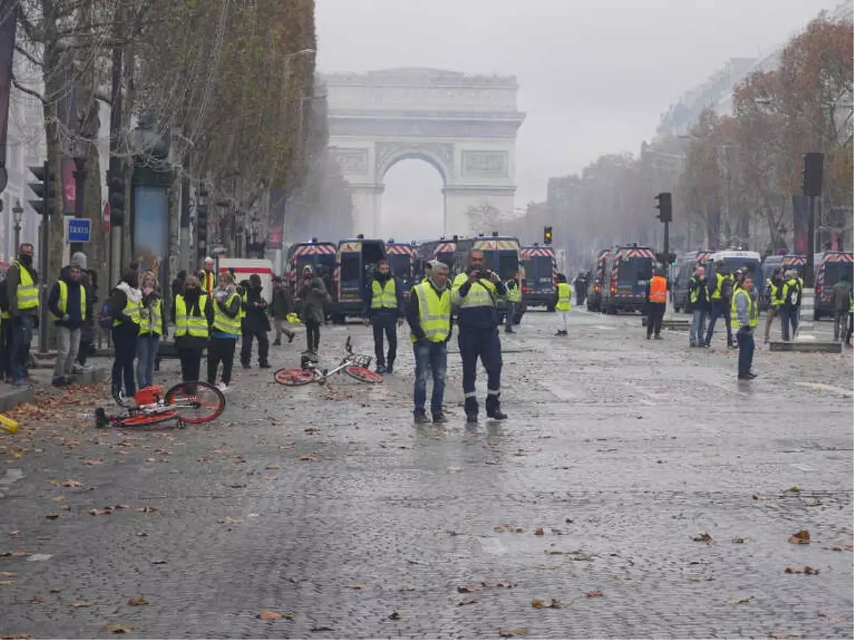 Paris\'te "Sarı Yeleklilere" Polis Müdahalesi