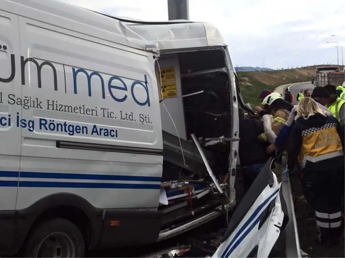 Sancaktepe\'de Röntgen Aracı Tabela Direğine Çarptı: 2 Kişi Araçta Sıkıştı