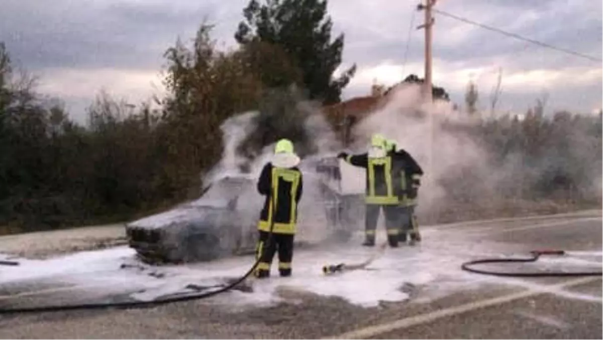 Seyir Halindeki Otomobil Alev Topuna Döndü