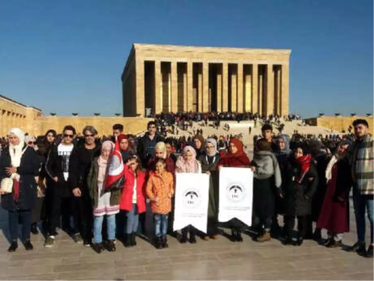 Suriyeli Öğrenciler ve Aileleri Ata\'nın Huzuruna Çıktı