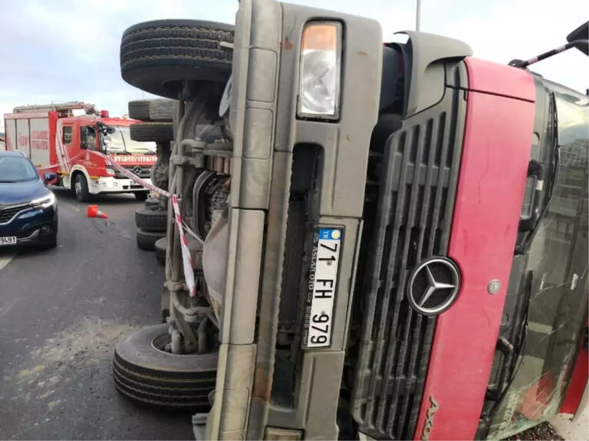 Tuzla\'da Beton Yüklü Kamyon Yan Yattı