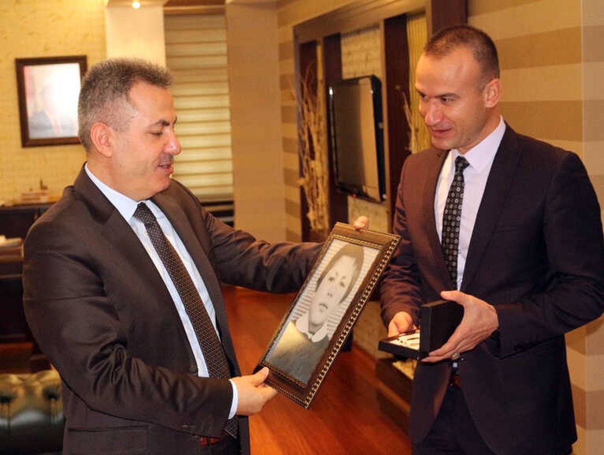 Vali Elban\'ı Duygulandıran Fotoğraf