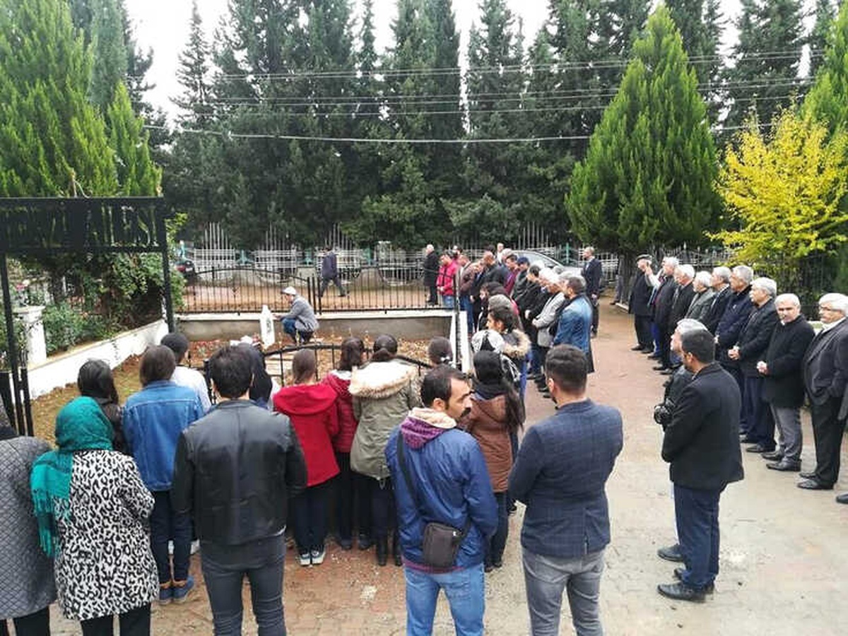 Vefat Eden Öğretmen Mezarı Başında Anıldı