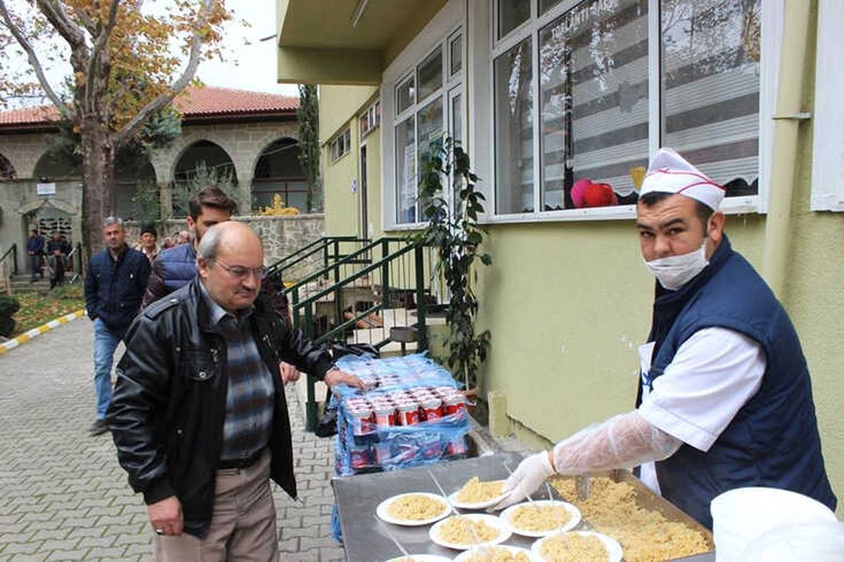 Vezirhan\'da Camilerde Pilav Dağıtıldı