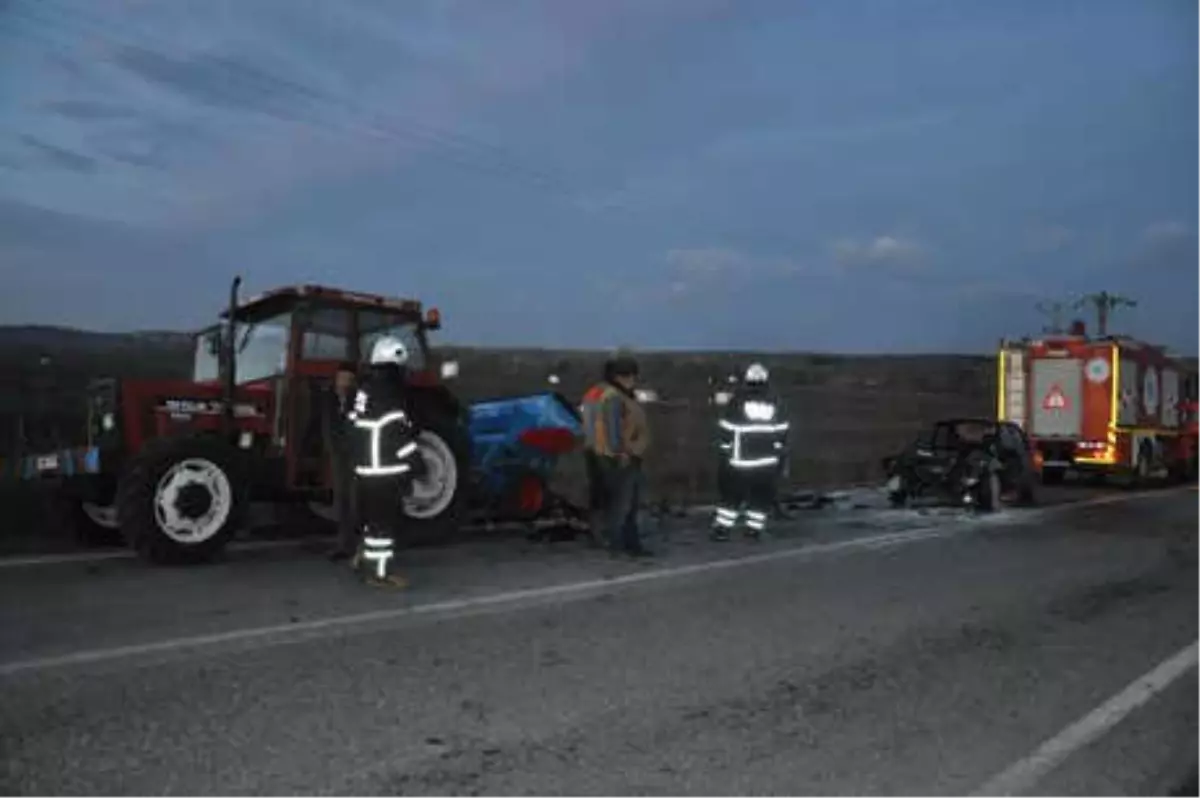 Yanan Otomobilden, Çarptığı Traktörün Sürücüsü Kurtardı