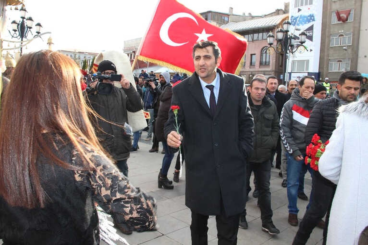 Yüzlerce Öğretmen Şehit Öğretmenlerin Anısına Yürüdü