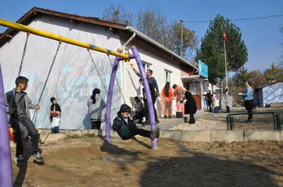 110 Üniversiteli Genç, 8 Saatte Okulu Yeniledi