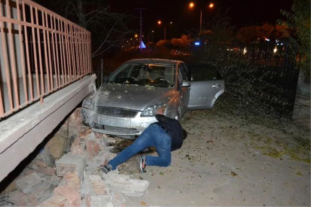 Aksaray\'da Otomobil Evin Balkonuna Çarptı